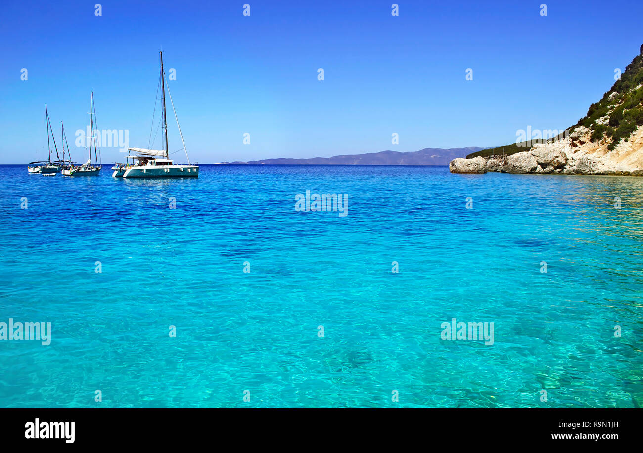 Barche a vela in mare turchese di ithaca ISOLE IONIE Grecia Foto Stock
