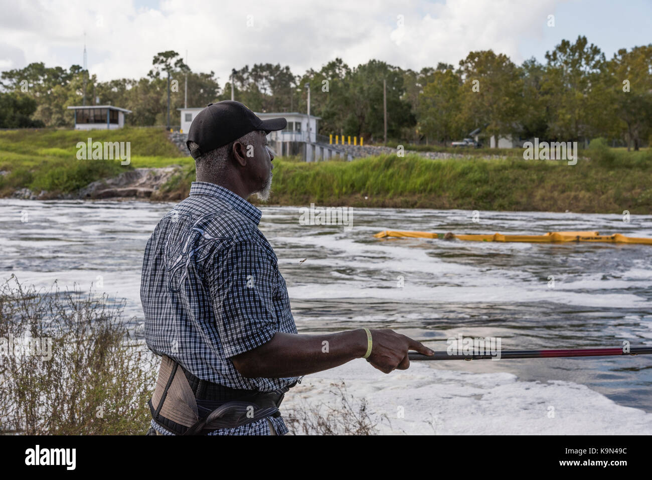 Gli uomini la pesca il Moss Bluff stramazzo in Marion County, Florida con il rilascio dell'acqua di allagamento da Hurrican Irma nel settembre 2017 Foto Stock
