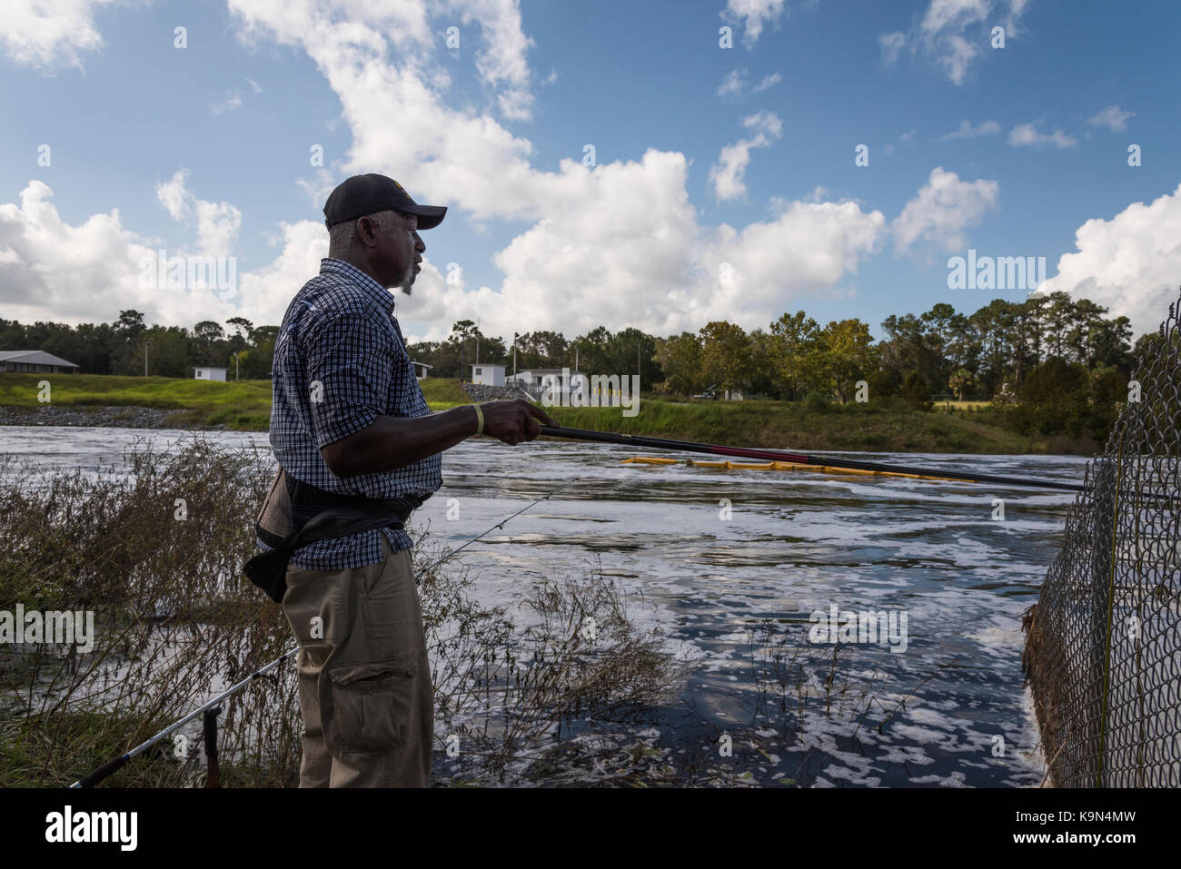 Gli uomini la pesca il Moss Bluff stramazzo in Marion County, Florida con il rilascio dell'acqua di allagamento da Hurrican Irma nel settembre 2017 Foto Stock
