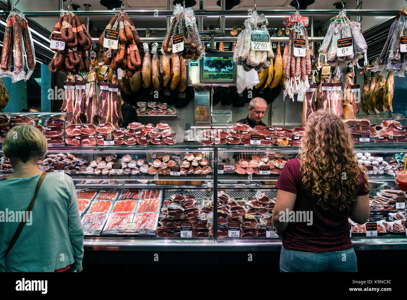 Tradizionali salumi e salsiccia shop nel mercato la Boqueria di Barcellona Spagna Foto Stock