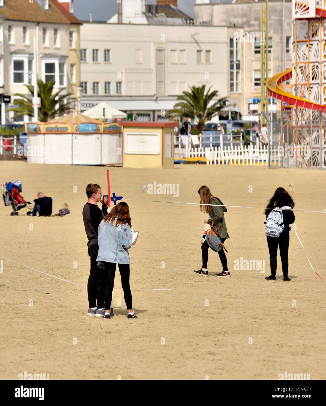 Gli studenti topografico spiaggia di Weymouth Dorset England Regno Unito Foto Stock