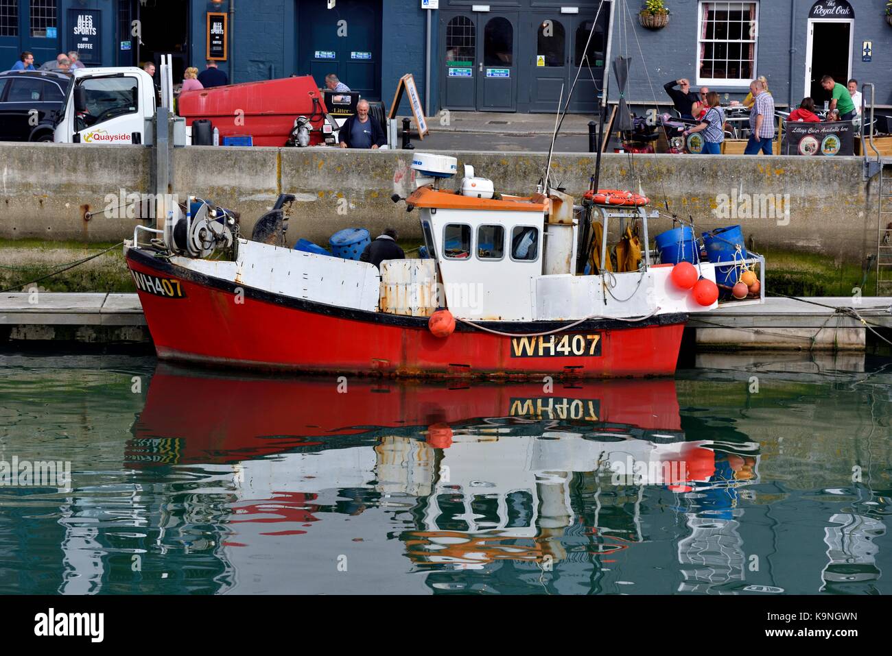 Fisherman preparando la sua barca per un viaggio di pesca nel porto di Weymouth Dorset England Regno Unito Foto Stock