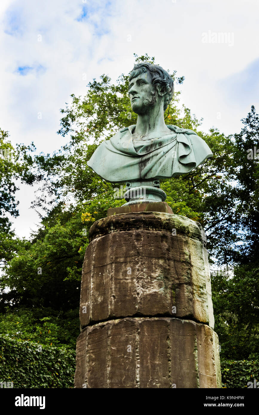 Colonne doriche e il busto del sesto duca di Devonshire, giardino scultura. Foto Stock