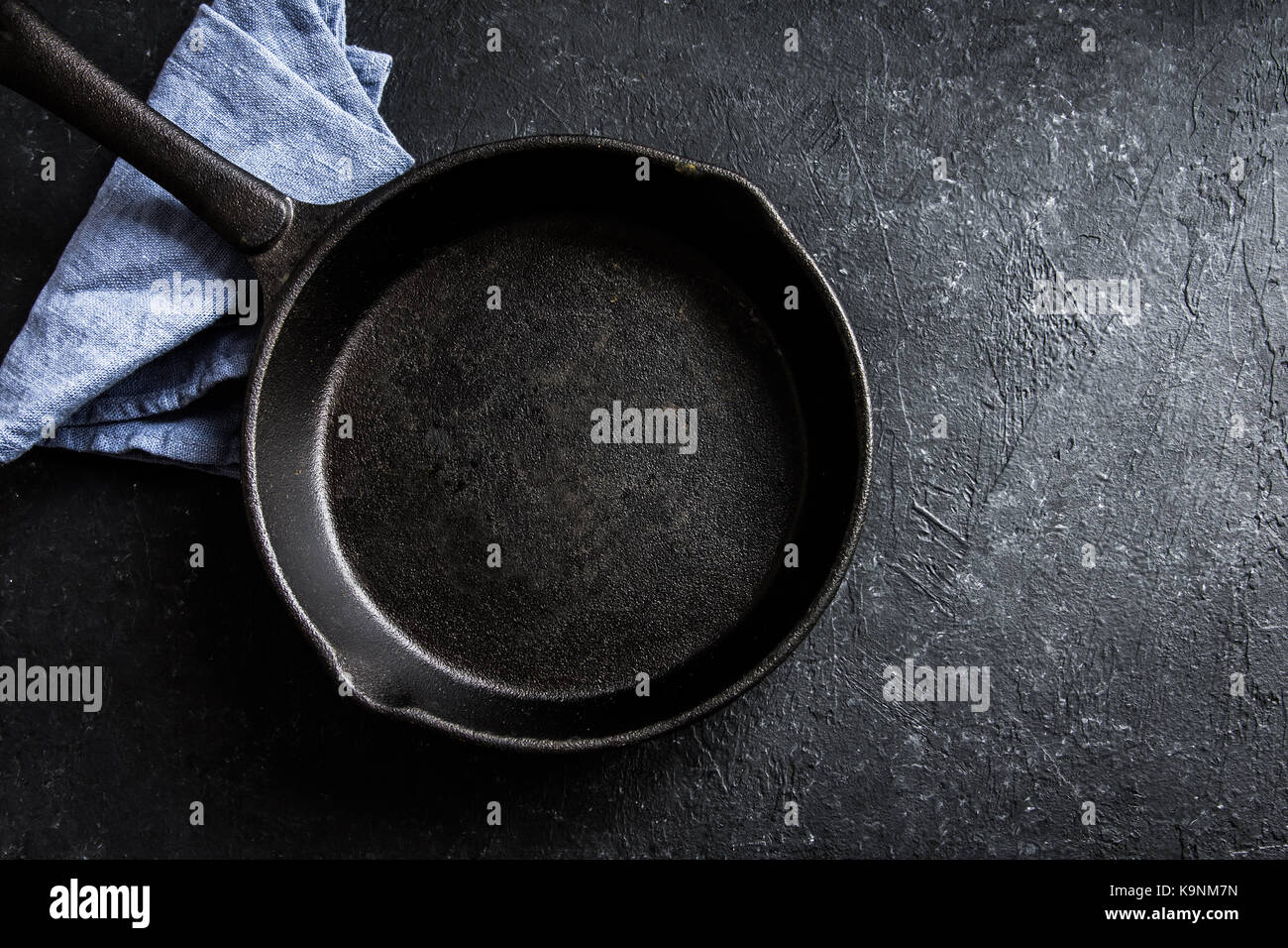 Ghisa pan rustico in pietra nera sfondo close up - nero vuota padella per friggere padella con spazio di copia Foto Stock