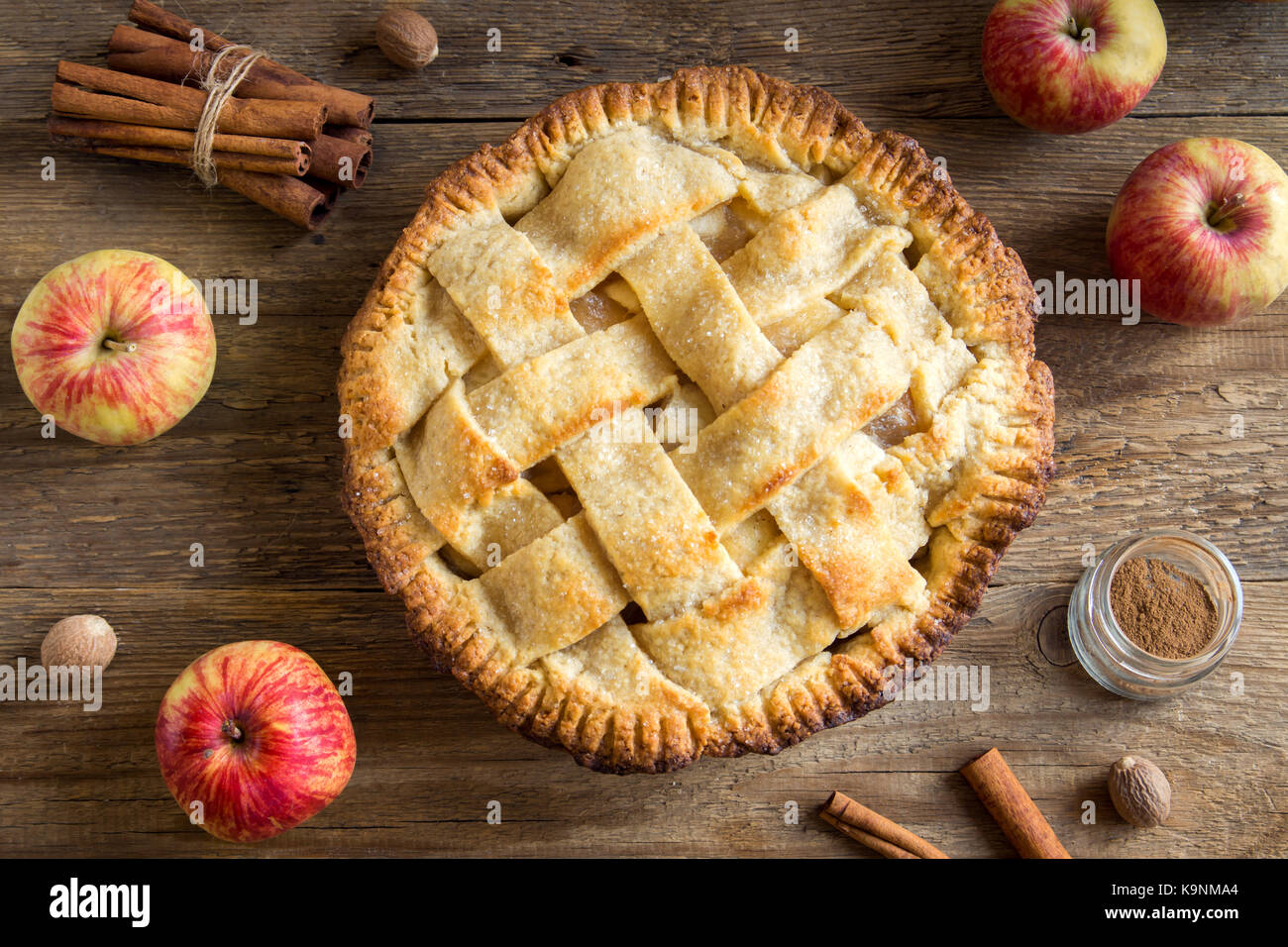 Classic apple pie dessert fatti in casa. american pie biologica di mele d'autunno. Foto Stock
