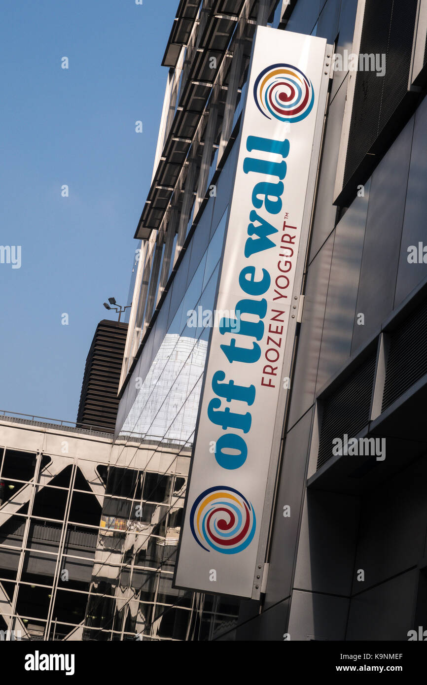 Off la parete Frozen Yogurt segno, NYC, STATI UNITI D'AMERICA Foto Stock