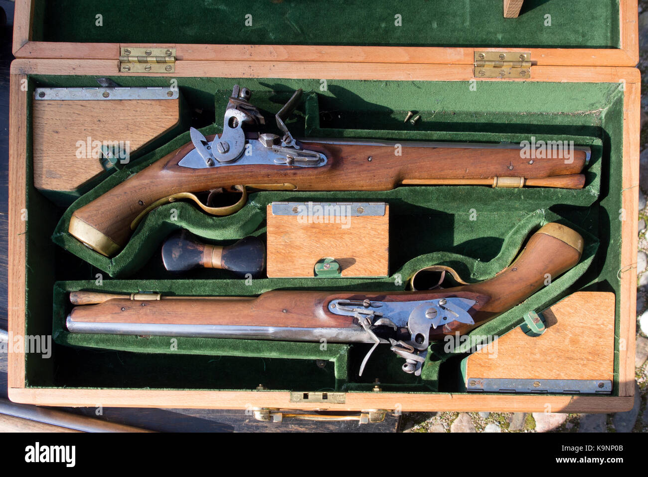 Un paio di pistole flintlock in una custodia Foto Stock