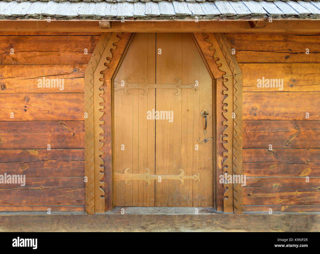 Antica antiche porte in legno della vecchia capanna con ferro battuto traversa. Foto Stock