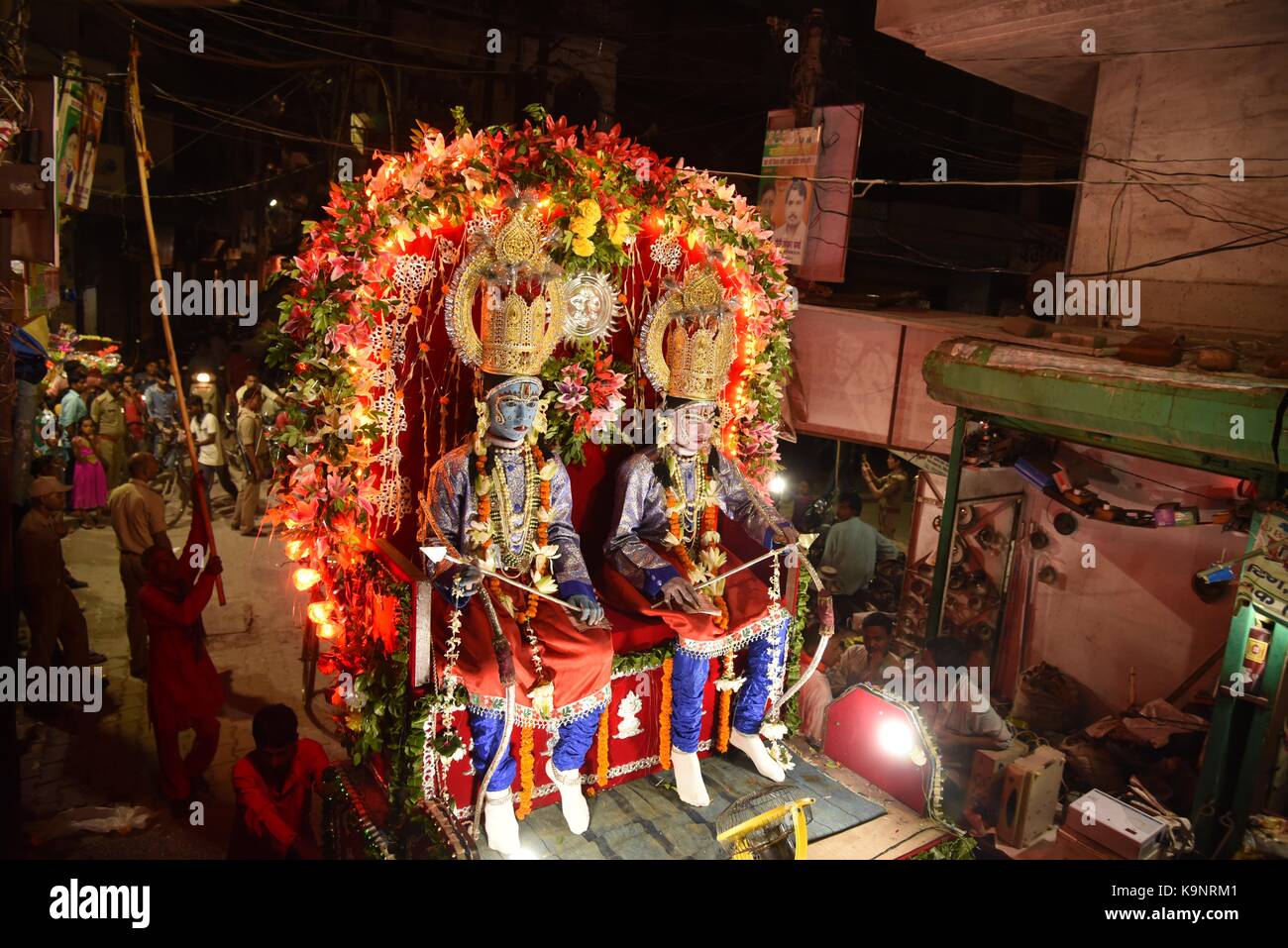 Di allahabad, India. 23 Sep, 2017. artista indiano vestito come signore rama del fratello laxman a prendere parte in 'rama barat' processione/signore rama del matrimonio della processione durante un festival di Dussehra processione. i dieci giorni del lungo festival indù celebra la vittoria del bene sul male. Credito: prabhat kumar verma/Pacific press/alamy live news Foto Stock