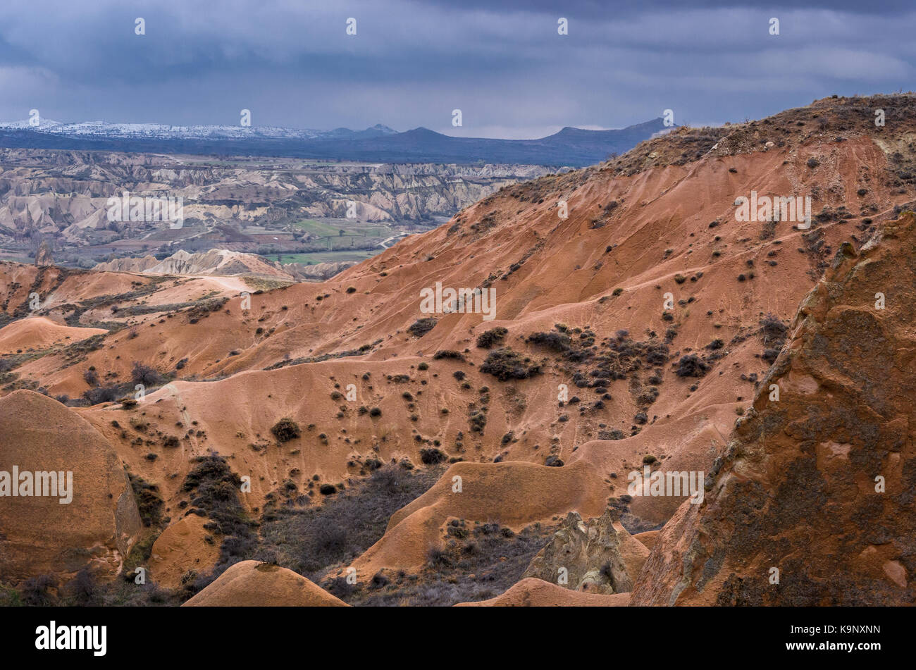 Suggestivo paesaggio della valle rossa in Cappadocia, Turchia Foto Stock