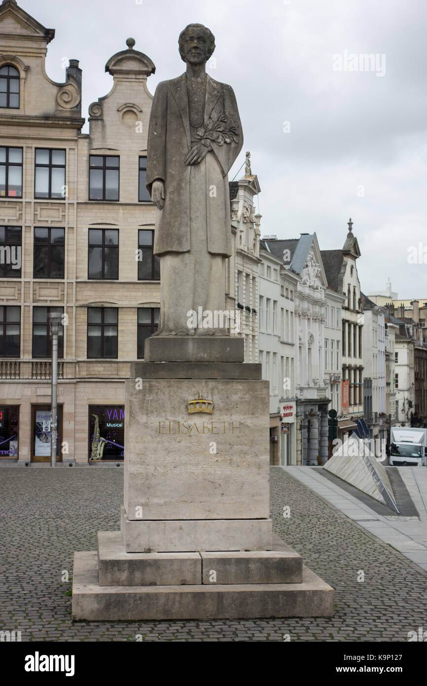 Statua di Pietra della regina Elisabetta di Baviera su zoccolo in Brussels City Centre Foto Stock