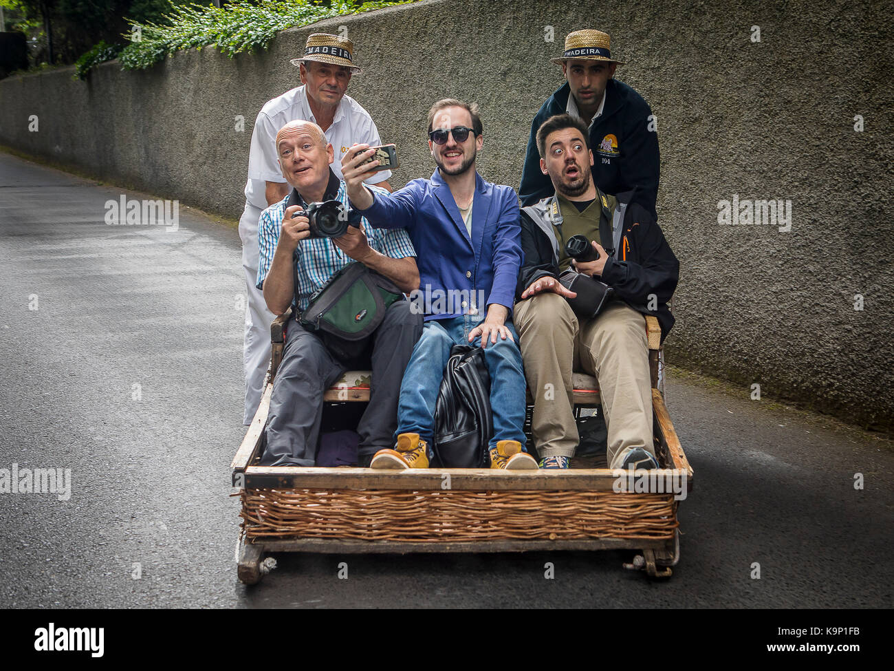 Carreiros do Monte, Wicker Toboggan Sled Ride da Monte a Funchal, Funchal, Madeira, Portogallo Foto Stock