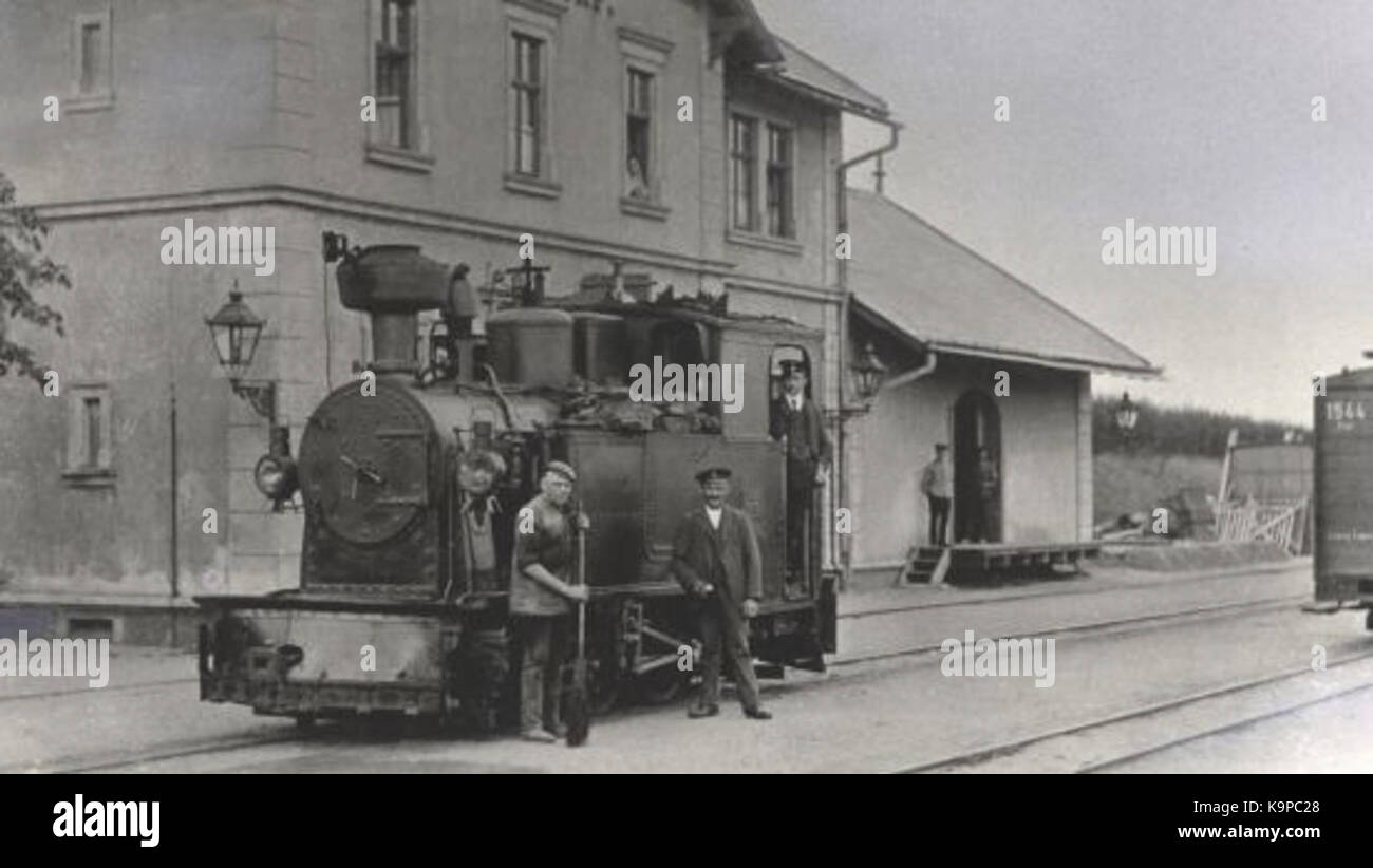 Questa fotografia del 1888 mostra un'unità militare (i K) a Wermsdorf, in Germania. L'immagine riflette la vita militare nella Germania del tardo XIX secolo, catturando le uniformi e le attrezzature del periodo. Foto Stock