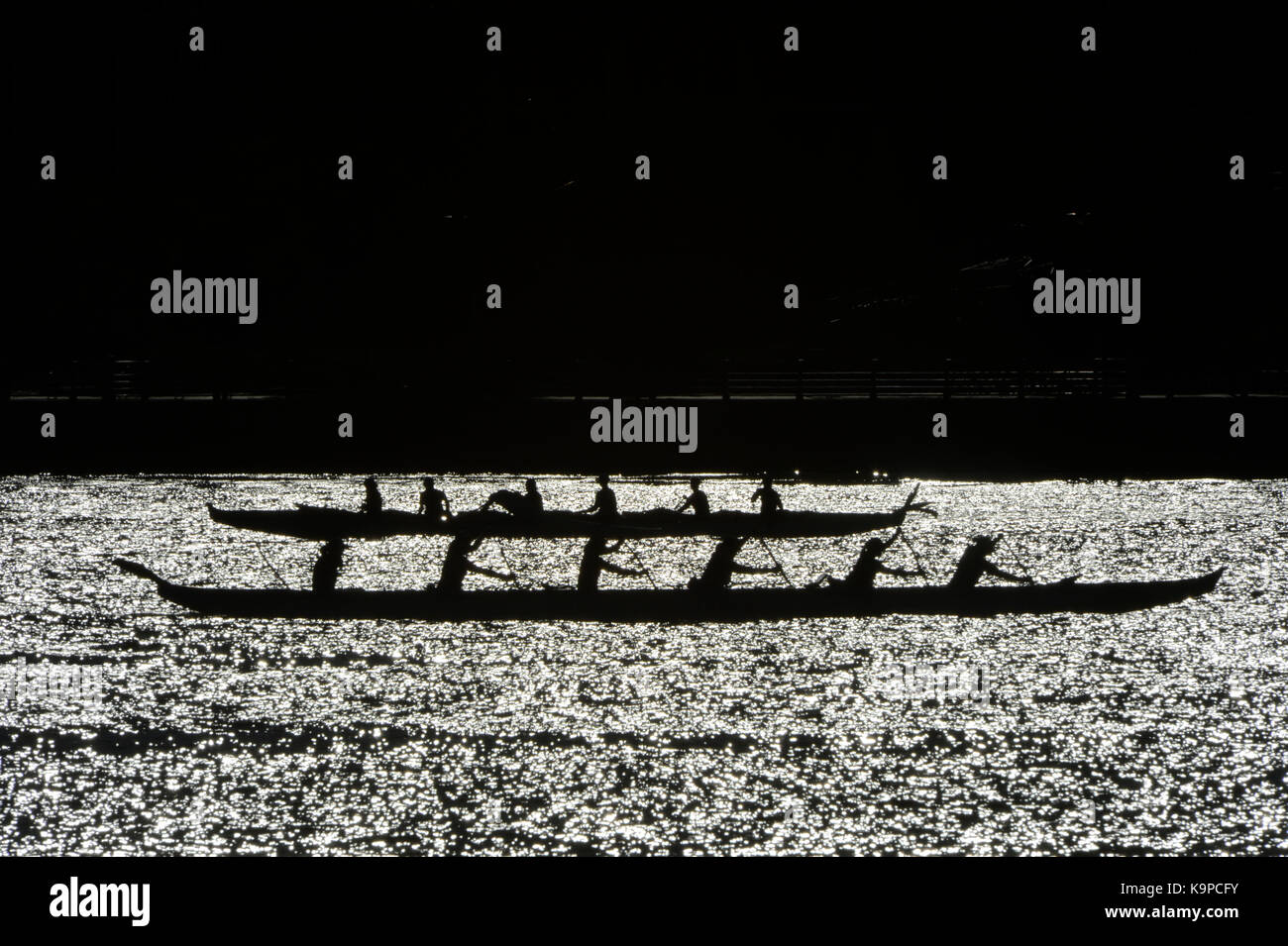 I concorrenti fanno la loro strada per la linea di partenza per la gara femminile è nel 2104 Hawaiian Airlines Liberty sfida canoa outrigger gara in Hudson Ri Foto Stock