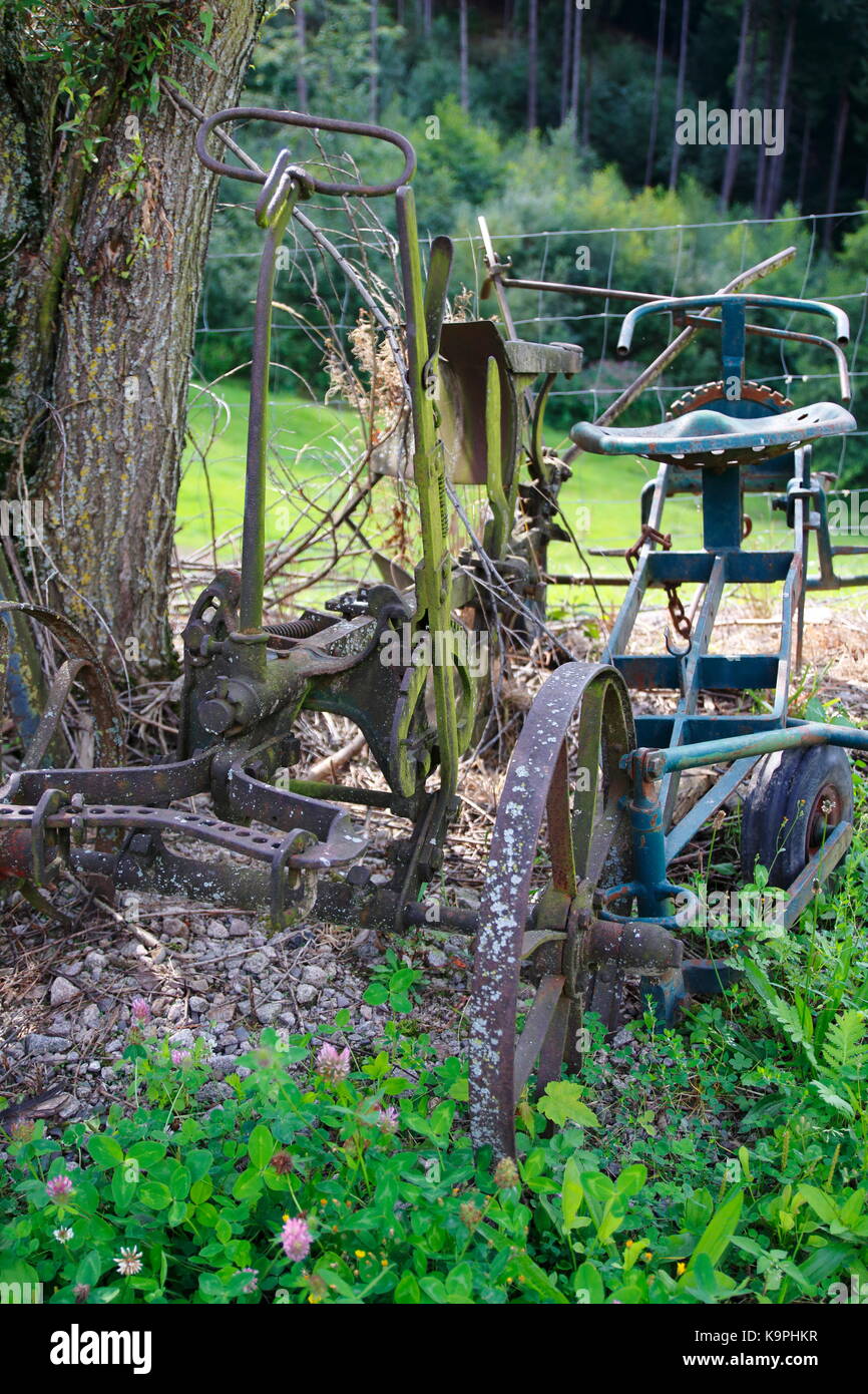 Alter, rostiger Traktor, Mähdrescher auf einer Wiese, Einem Feld Foto Stock