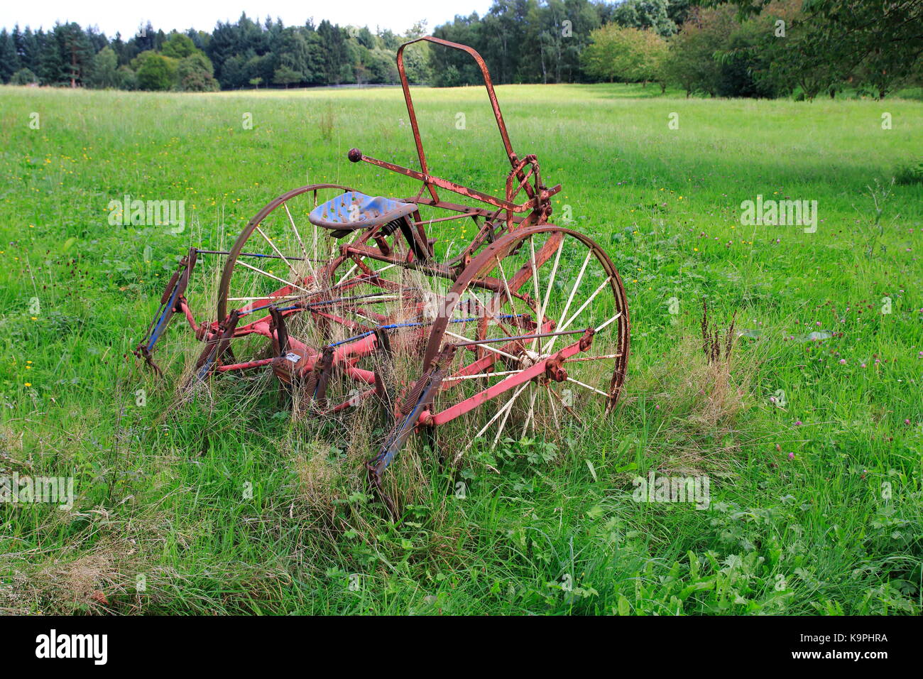 Alter, rostiger Traktor, Mähdrescher auf einer Wiese, Einem Feld Foto Stock