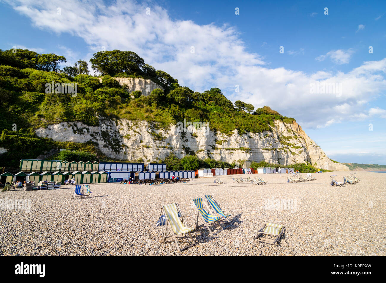 Sedie a sdraio sulla spiaggia di birra, Inglese Mare città costiera, East Devon Coast, England, Regno Unito Foto Stock