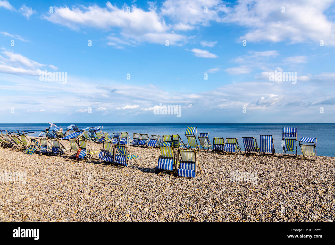 Sedie A Sdraio Sulla Spiaggia Di Birra Inglese Mare Città