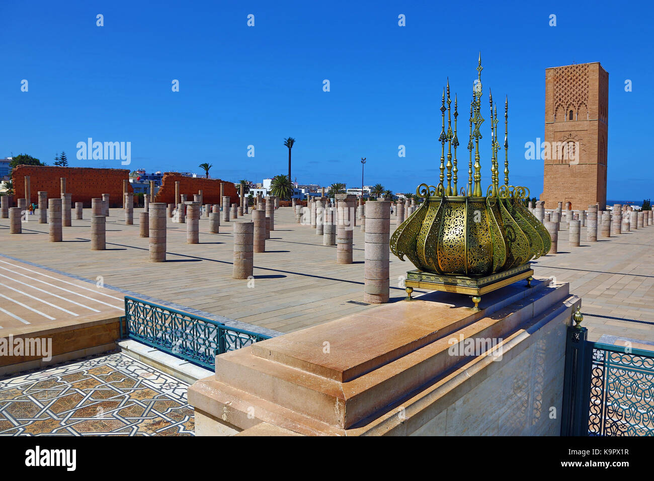 L'incompiuta torre Hassan a Rabat, Marocco è incompiuta minareto della moschea iniziata dal sultano yaqub al-Mansur nel XII entury ma mai fini Foto Stock