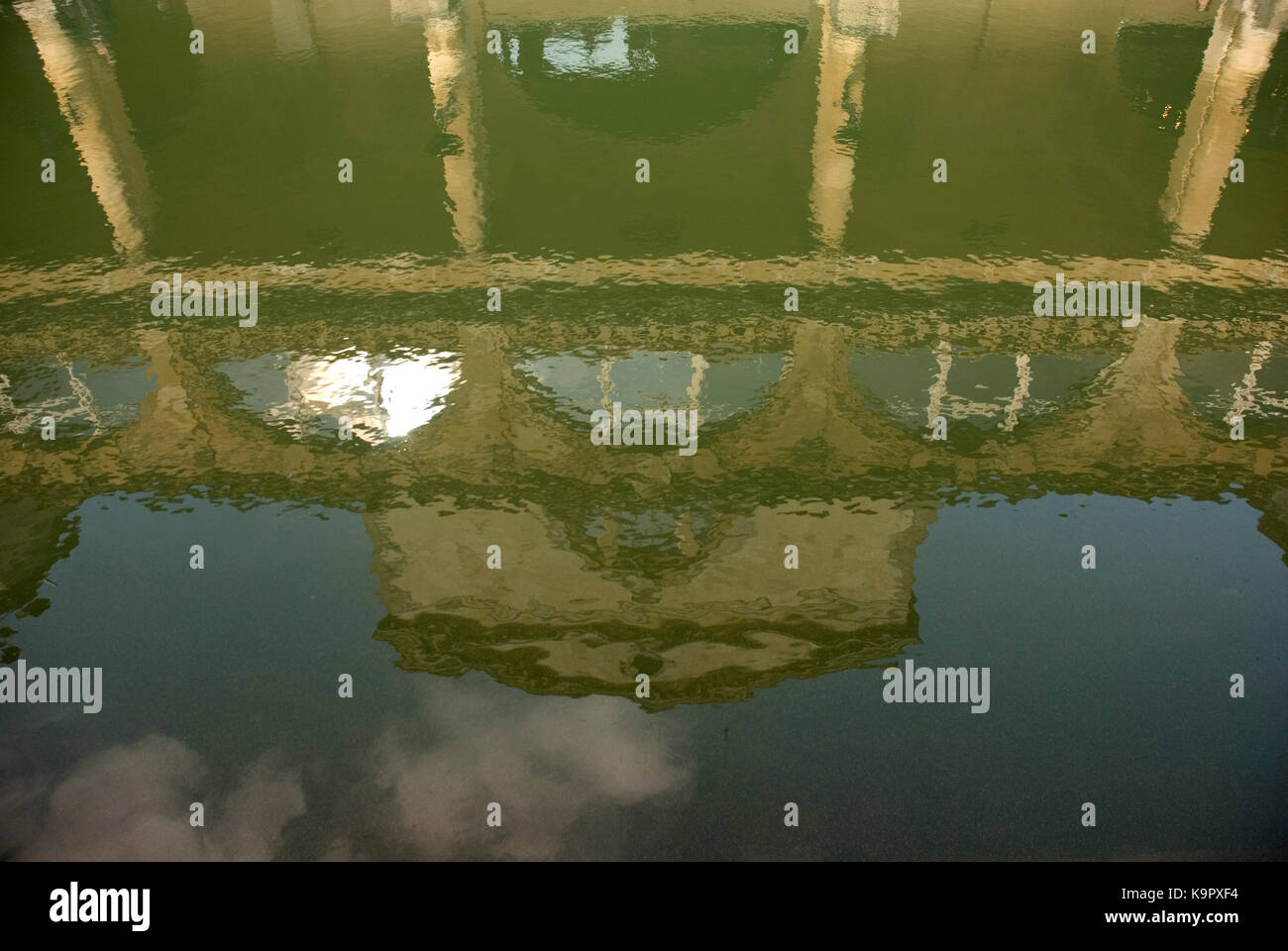 La grande vasca da bagno presso le terme romane, città di Bath, Somerset, Inghilterra Foto Stock