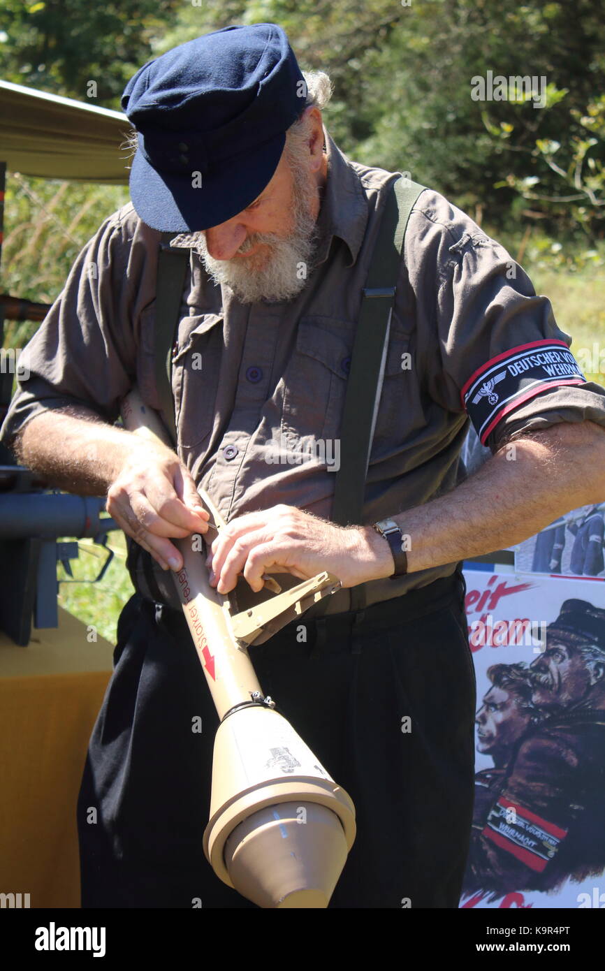 Un vecchio membro del German Volkssturm dando un Panzerfaust dimostrazione Foto Stock