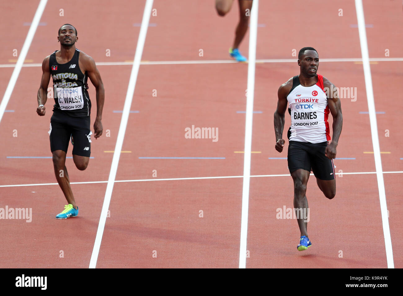 Emre Zafer Barnes (Turchia), Chavaughn WALSH (Antigua e Barbuda) concorrenti negli uomini della 100m 2 preliminare al 2017, IAAF Campionati del Mondo, Queen Elizabeth Olympic Park, Stratford, Londra, Regno Unito. Foto Stock