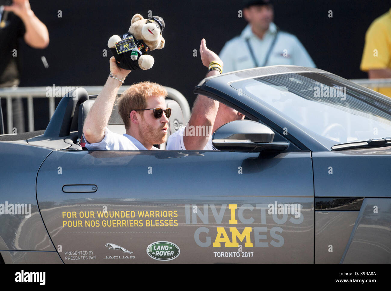 Il principe Harry è preso per un tuffo in una Jaguar come egli visiti la Jaguar Land Rover driving challenge nel distretto di distilleria davanti all'inizio del 2017 invictus games a Toronto in Canada. Foto Stock
