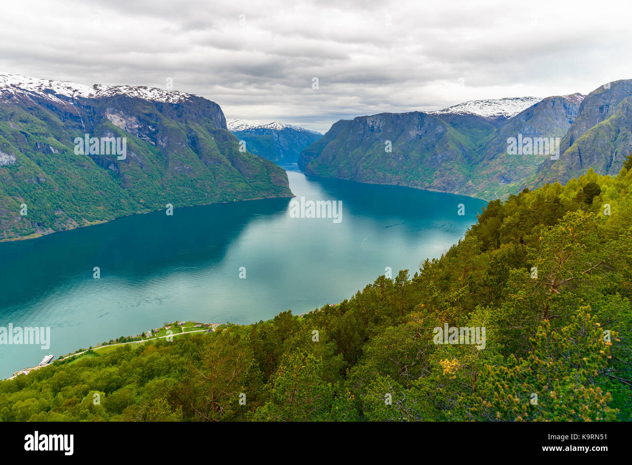 Aurlandsfjord visto da stegastein si affacciano, ovest fiordi norvegesi, Norvegia Foto Stock