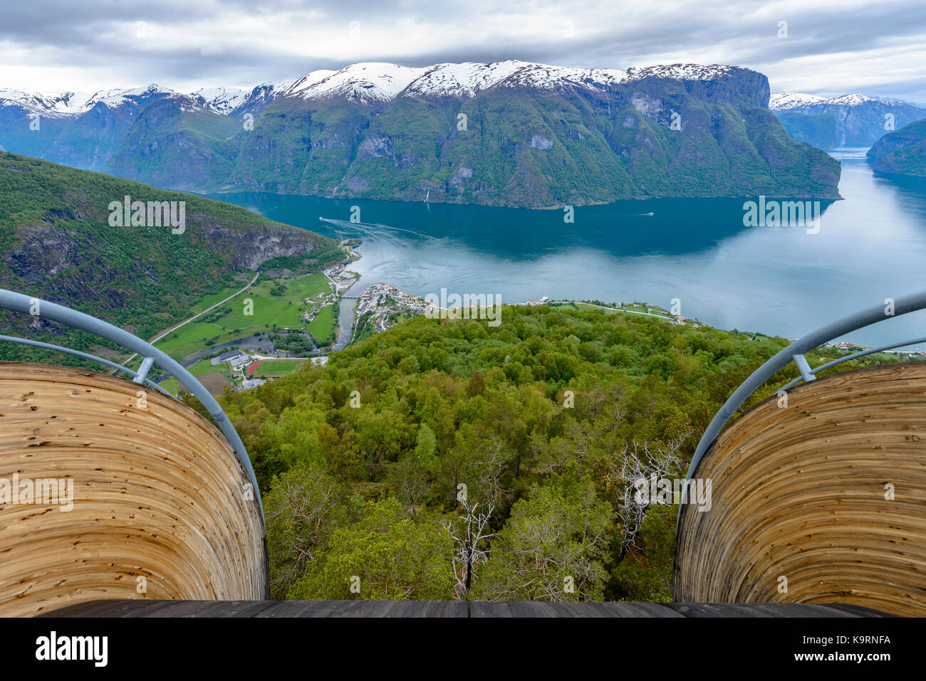 Aurlandsfjord visto da stegastein si affacciano, ovest fiordi norvegesi, Norvegia Foto Stock