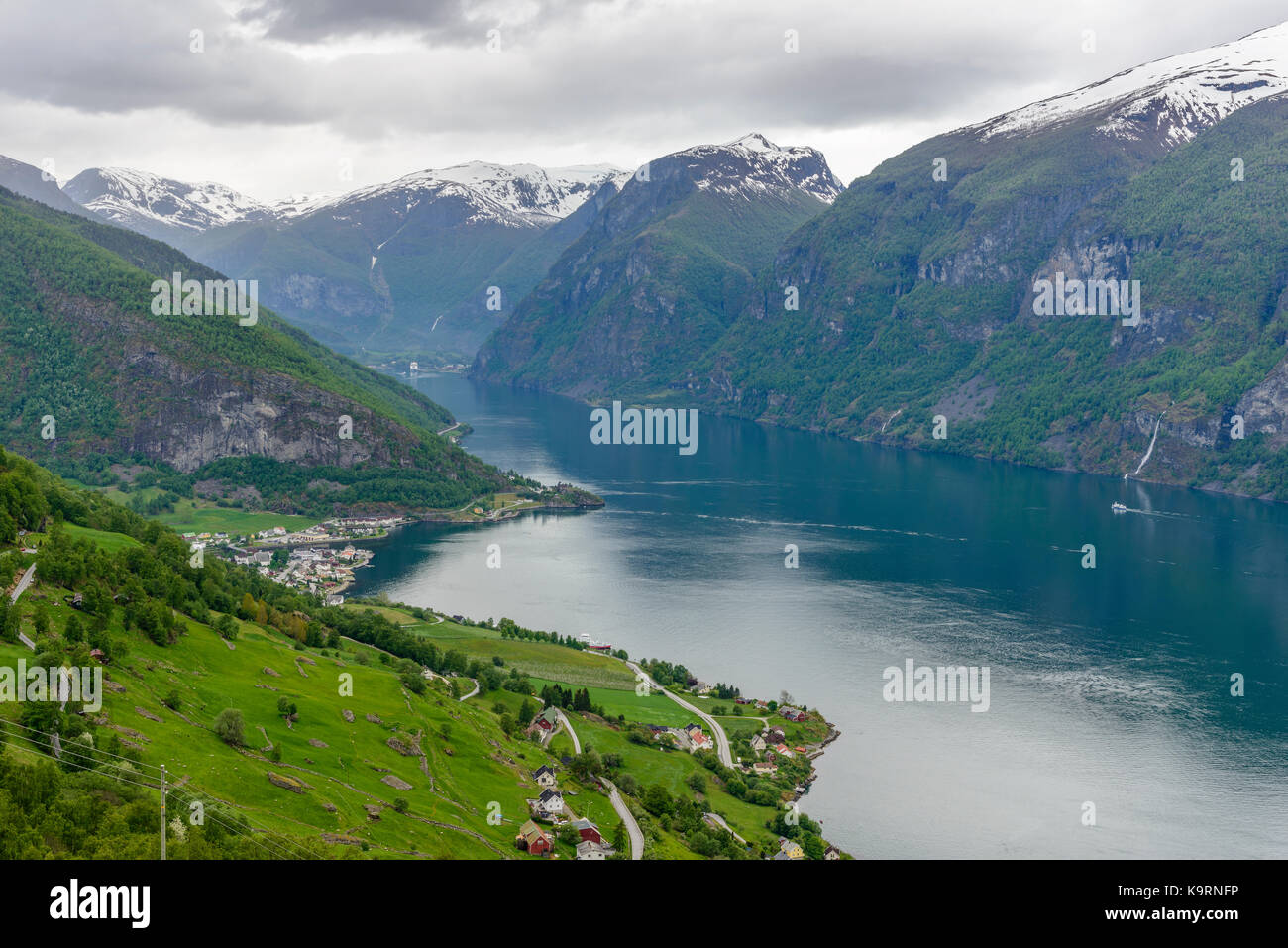 Aurlandsfjord visto da stegastein si affacciano, ovest fiordi norvegesi, Norvegia Foto Stock