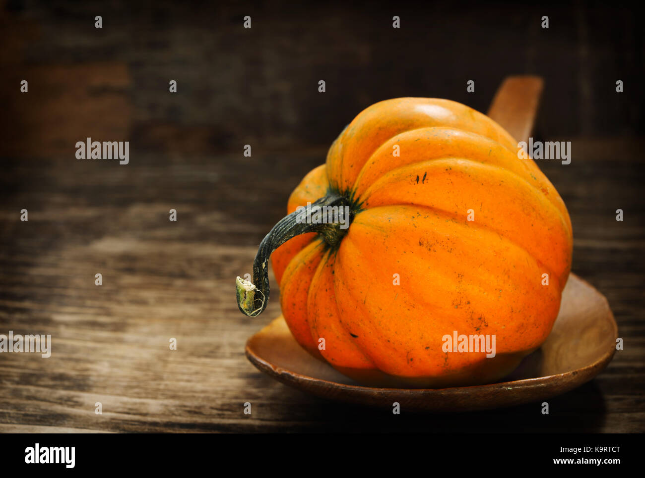 La zucca su sfondo di legno. Foto Stock