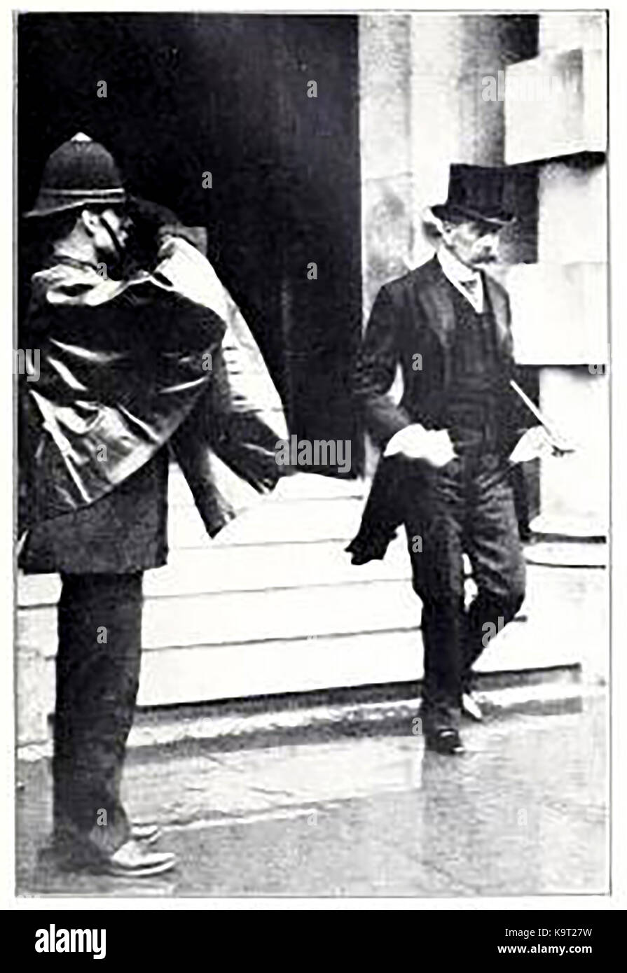 Un inglese 'Bobby' (poliziotto) saluta Lord Horatio Herbert Kitchener come egli lascia il Governo di guerra - Ufficio servito come ballylongfordField Marshall e Consiglio Generale in India Foto Stock