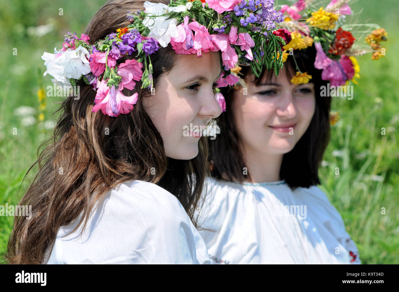 Due ucraino ragazze adolescenti in abiti tradizionali contro il paesaggio rurale sullo sfondo Foto Stock