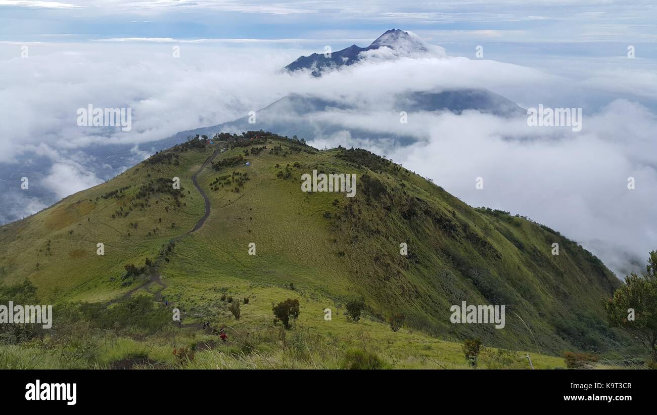 Il picco di montagna merbabu guarda il Monte Merapi Foto Stock