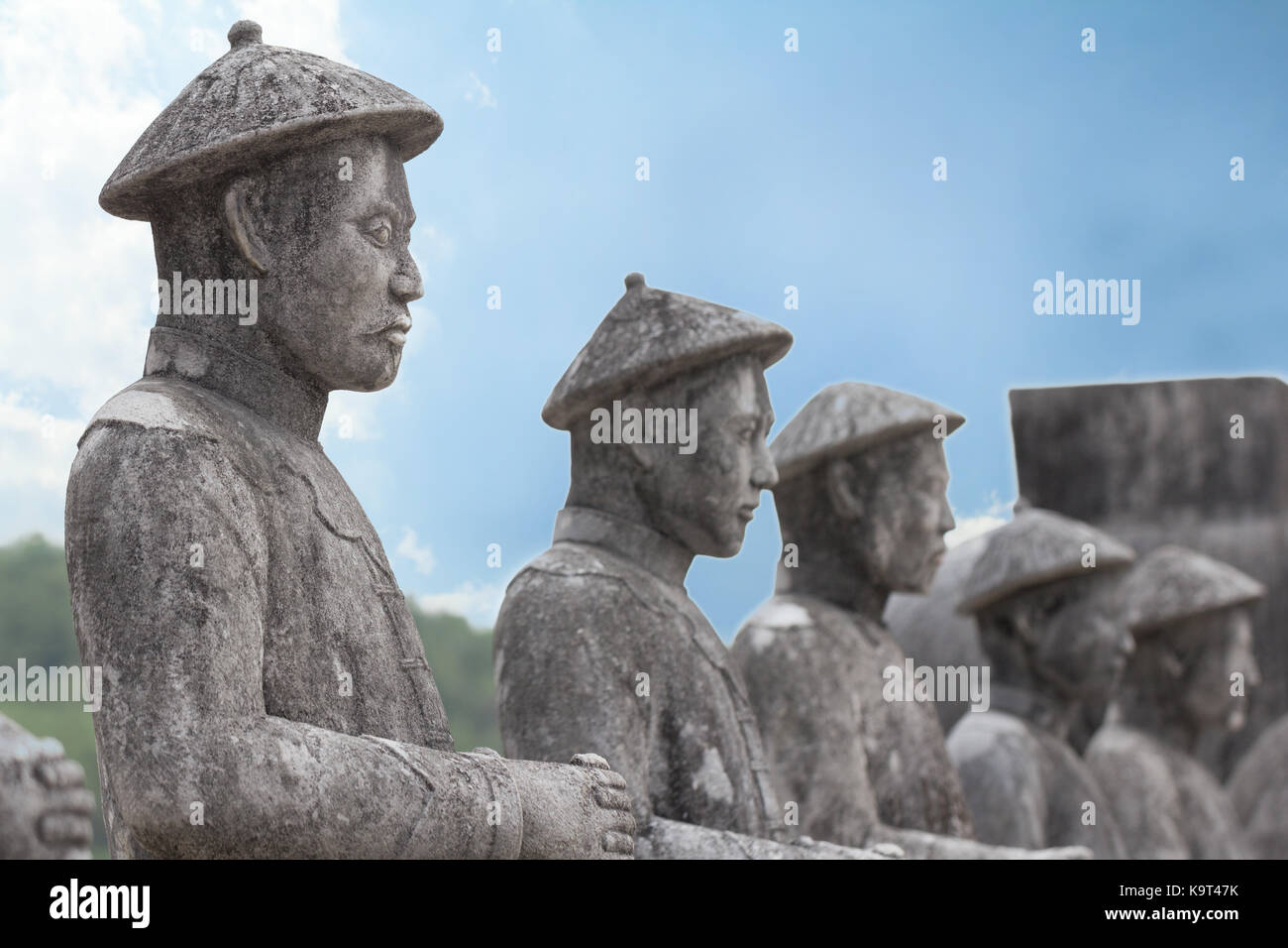 Le statue antiche in khai dinh tomba di hue vietnam Foto Stock