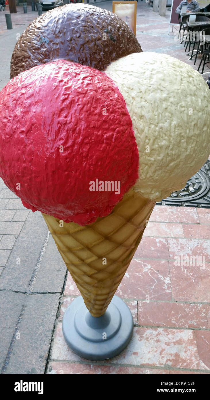 Un gigante fake cono gelato a Perpignan, Francia Foto Stock
