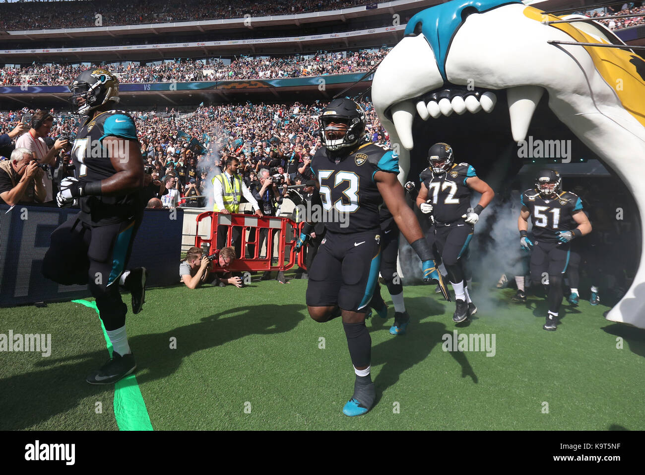 Jacksonville Jaguars giocatori corrono fuori per l'inizio della nfl serie  internazionale corrisponde allo stadio di Wembley, Londra Foto stock - Alamy