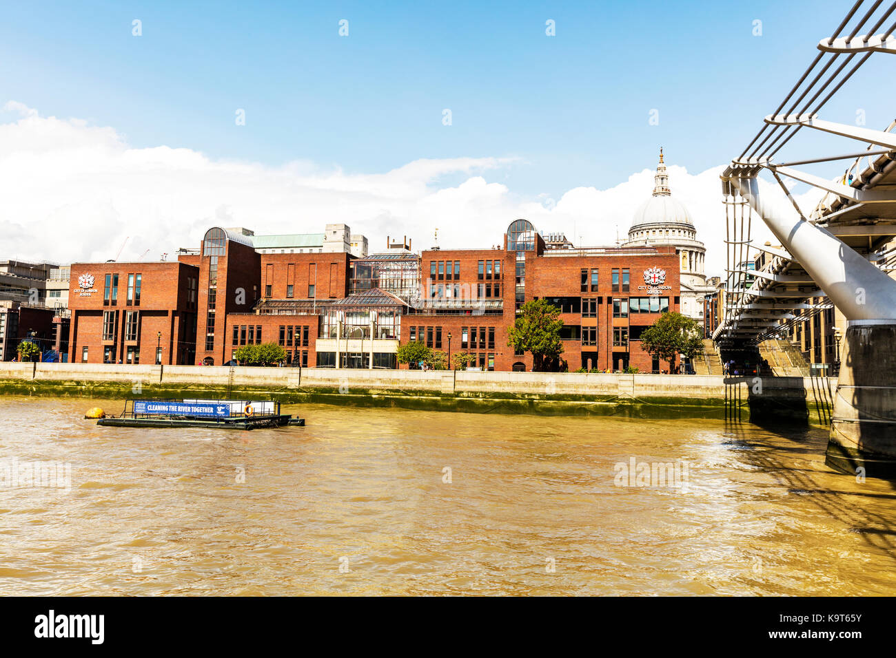 City of London School, City of London School, st. Pauls Cathedral, Millenium, il ponte sul fiume Tamigi Londra uk, City of London edificio scolastico LONDON REGNO UNITO Foto Stock