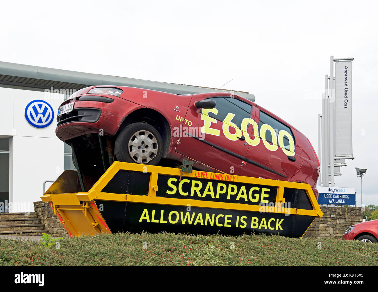 Auto in un salto, pubblicizzando l'auto indennità di rottamazione, England Regno Unito Foto Stock