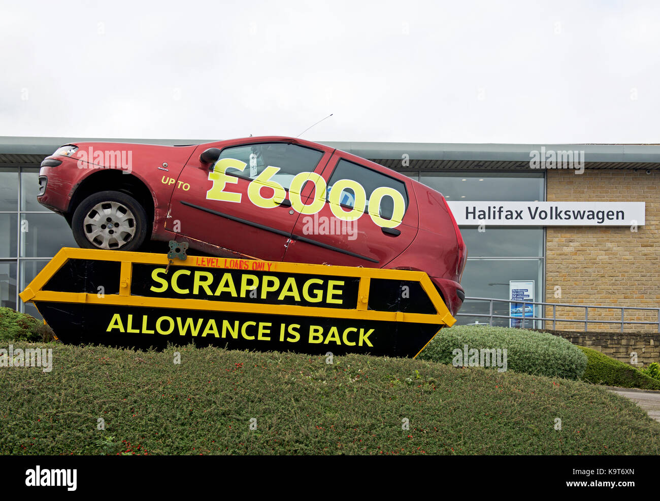 Auto in un salto, pubblicizzando l'auto indennità di rottamazione, England Regno Unito Foto Stock