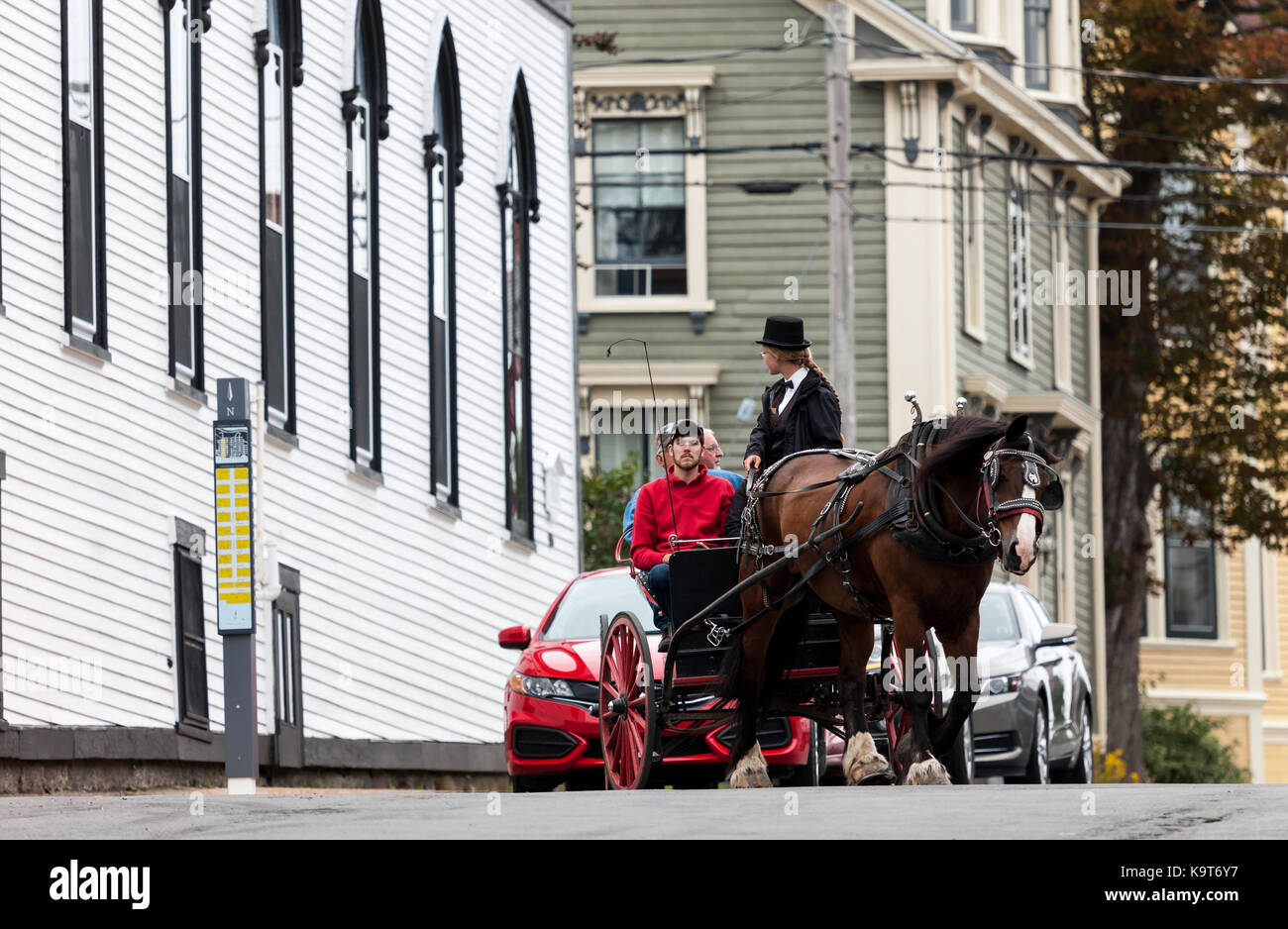 Un carro trainato da cavalli con i turisti fa il suo modo attraverso le strade di lunenburg. fondata nel 1753 lunenburg, Nova Scotia, Canada. Foto Stock