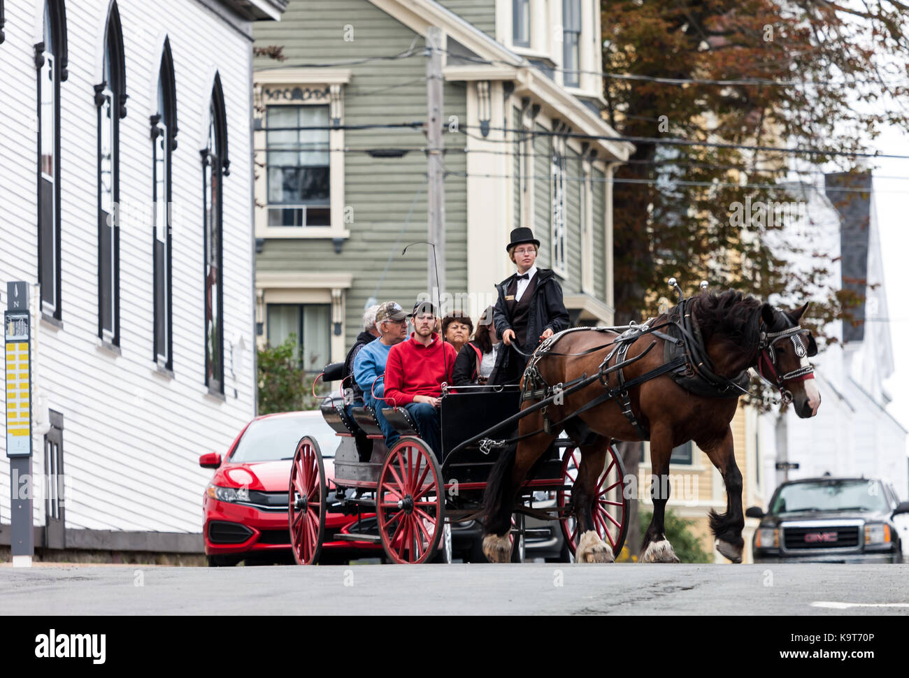 Un carro trainato da cavalli con i turisti fa il suo modo attraverso le strade di lunenburg. fondata nel 1753 lunenburg, Nova Scotia, Canada. Foto Stock