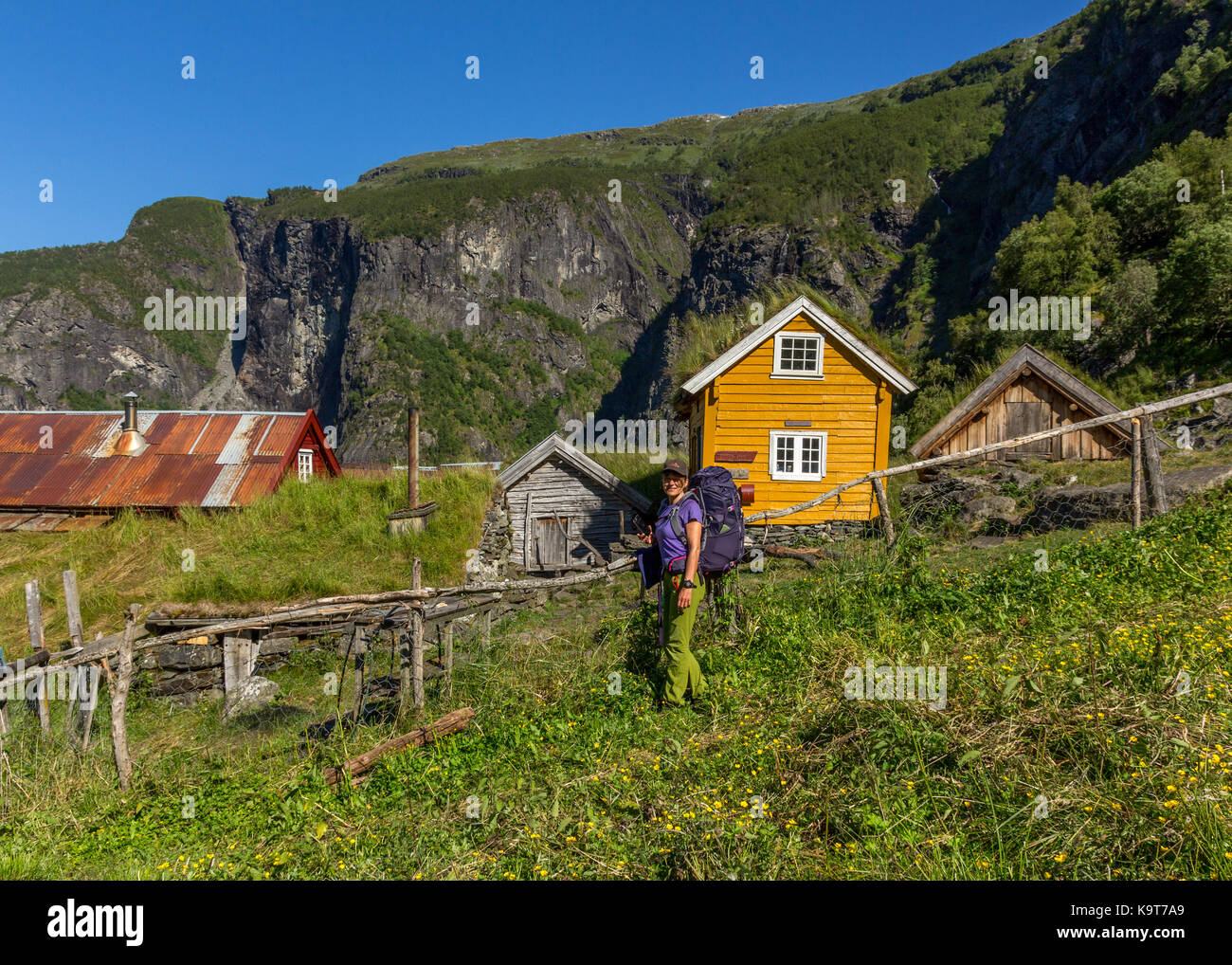 Trekking in norvegese aurlandsdalen summmer del 2017. La valle è uno dei Norvegia più belle e molto famoso sentiero escursionistico. Foto Stock