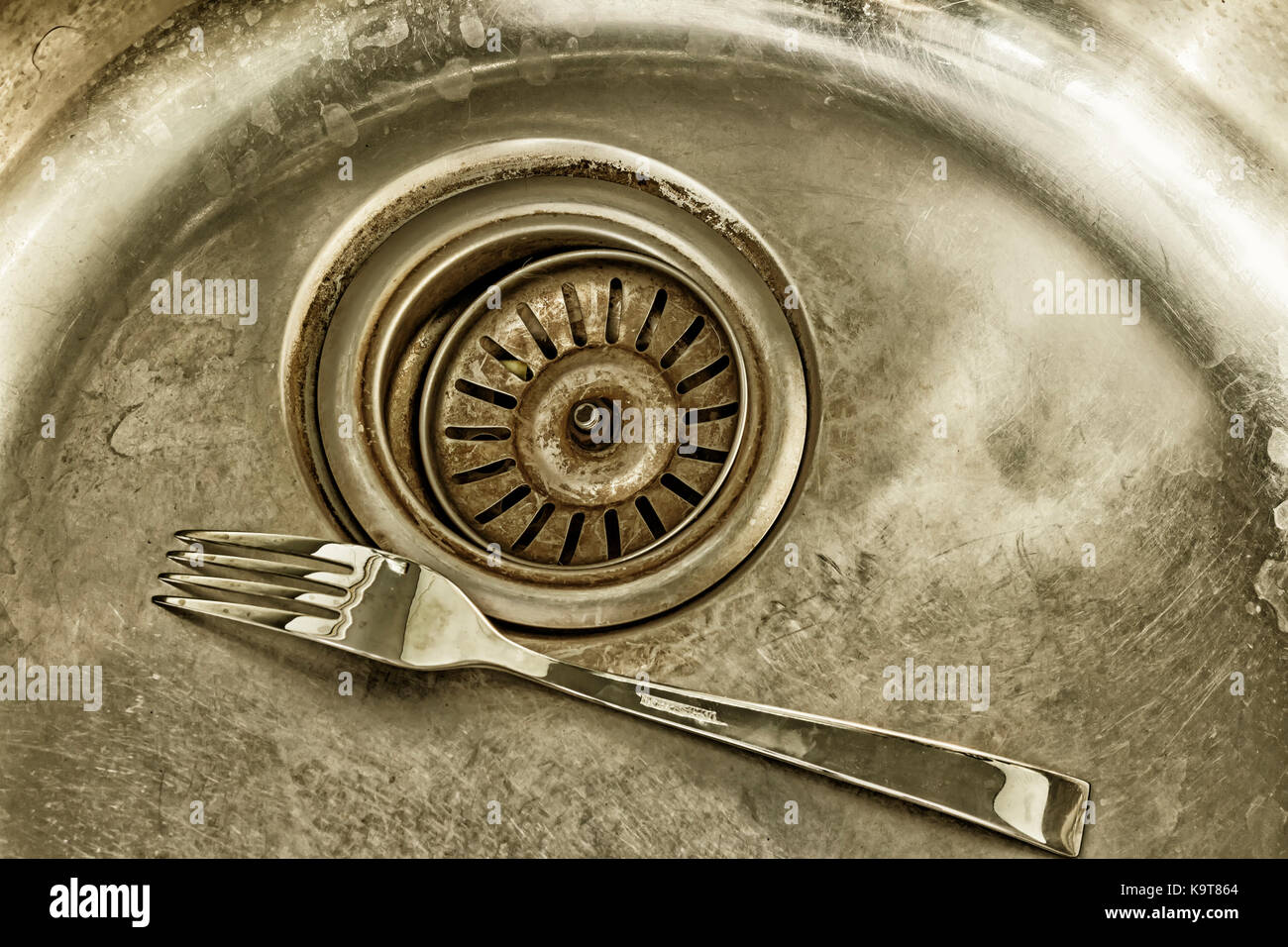 Dettaglio colpo di un vecchio il lavandino sporco con gorgogliatore all'interno.old lavabo,caduta nel lavandino Foto Stock