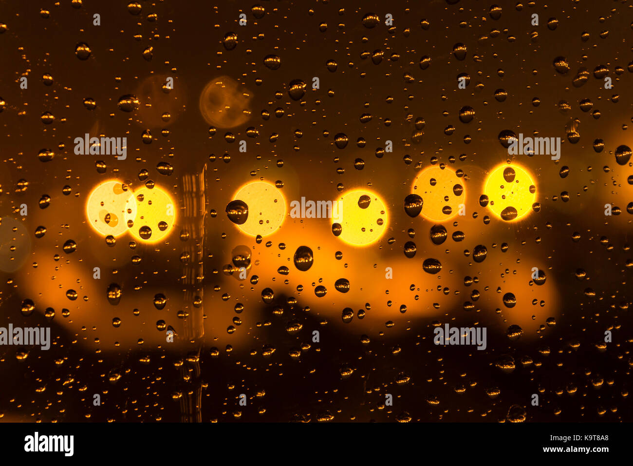 Gocce di acqua su un vetro di un finestrino dopo la pioggia. il cielo di nuvole e sole su sfondo,delle gocce di pioggia sul vetro,la pioggia al di fuori della finestra Foto Stock
