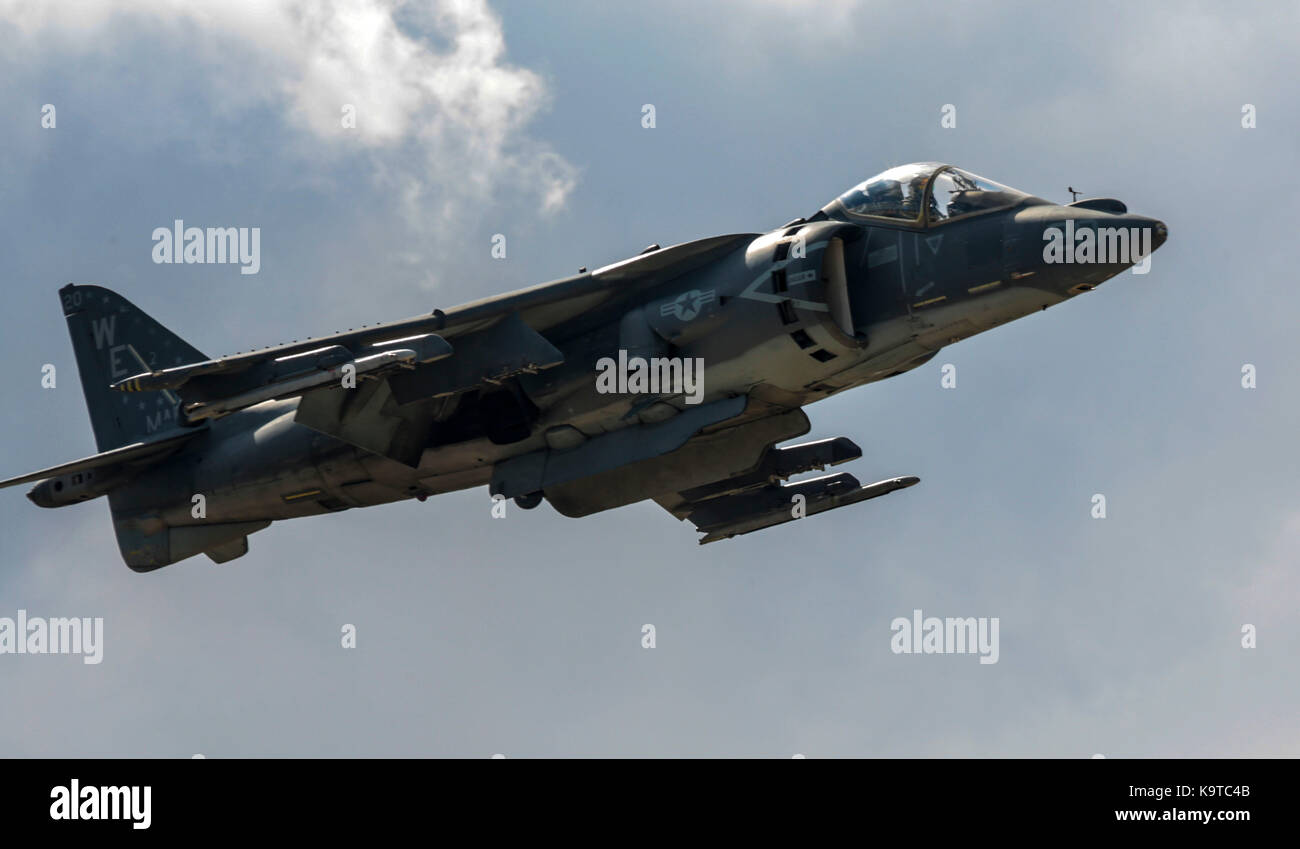 Un AV-8B Harrier II passa sopra la linea di volo, dimostrando alcuni dei velivoli funzionalità durante il 2017 Marine Corps Air Station Foto Stock