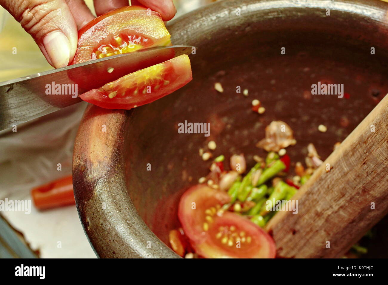 La cucina casalinga,piccante e aspro di verdure miste con insalata di papaya rotolo nella chiamata motar som tum in thai Foto Stock