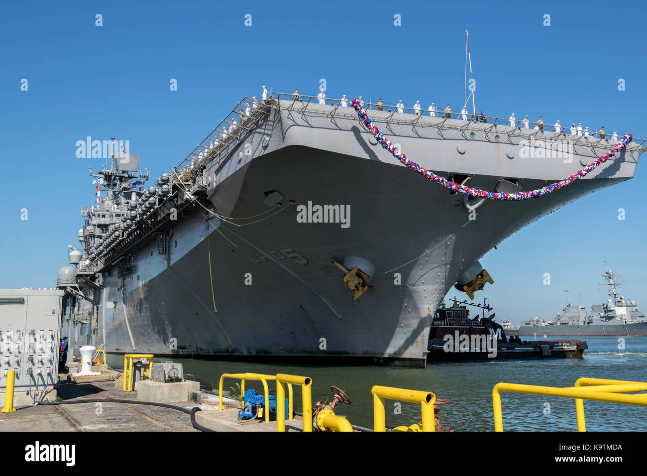 USS Bataan (LHD 5) restituisce a homeport alla stazione navale di Norfolk. Foto Stock