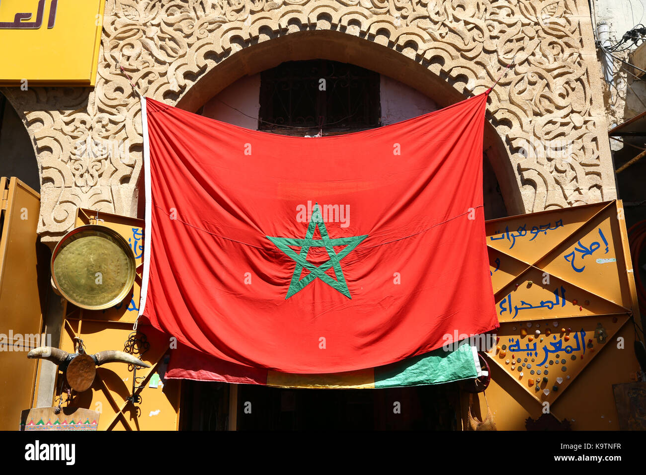 Bandiera marocchina nelle strade della Medina di Rabat, Marocco Foto Stock