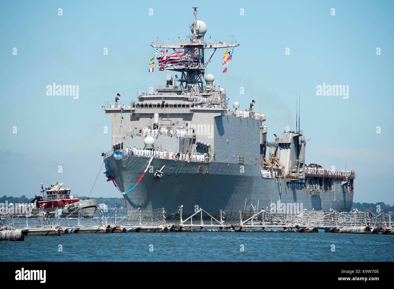 Il dock di anfibio sbarco nave USS Carter Hall (LSD 50) restituisce a homeport alla stazione navale Foto Stock